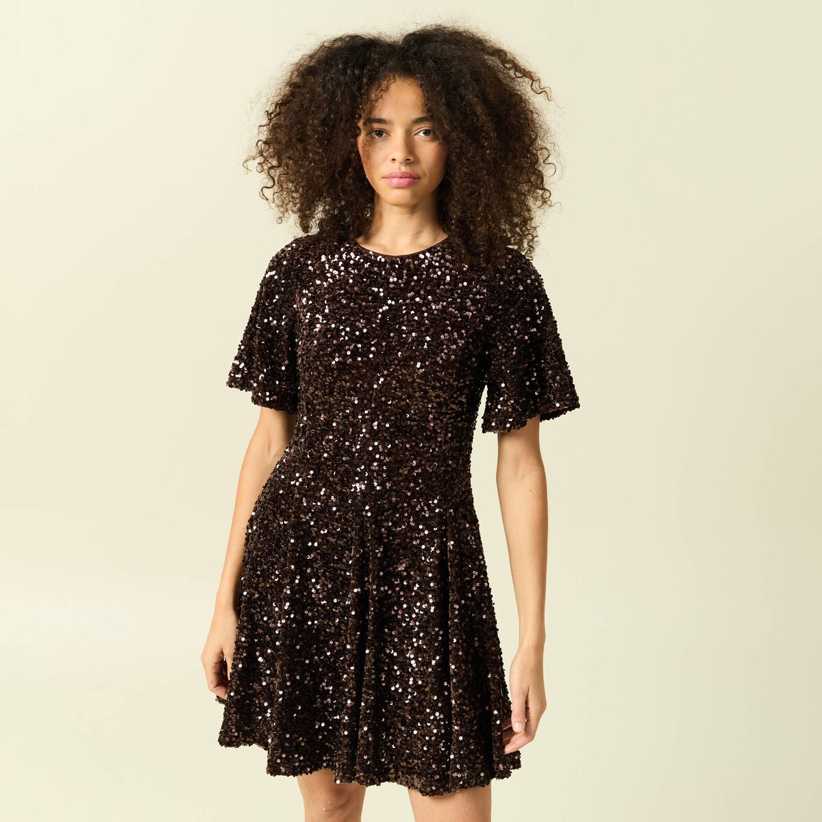 Robe manches courtes &agrave; sequins marron femme