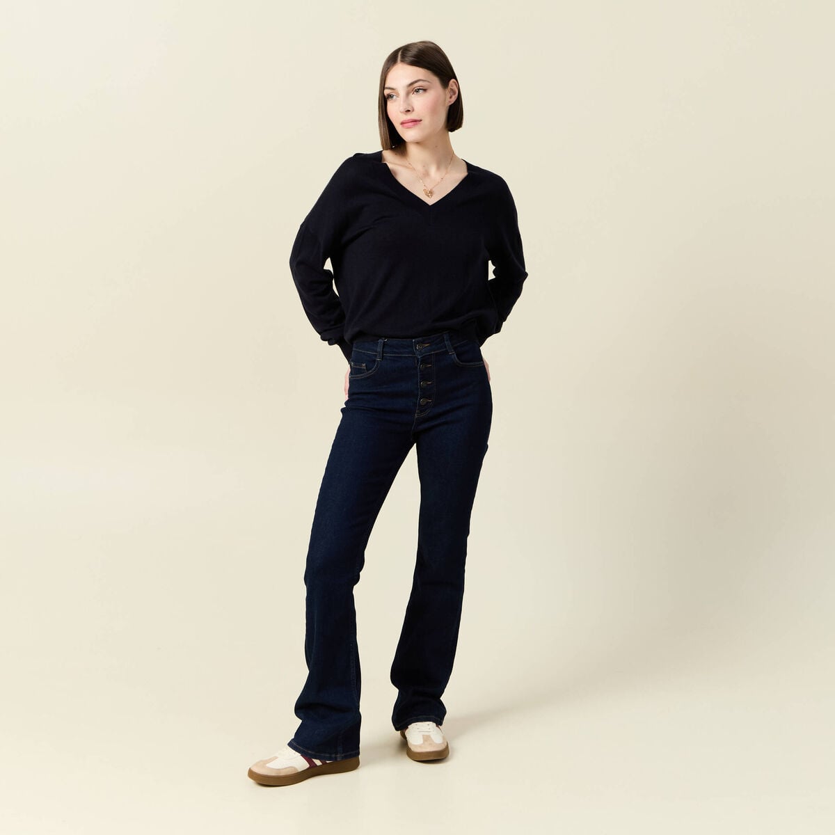 Pull fin col V manches longues bleu fonc&eacute; femme