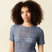T-shirt cintr&eacute; col rond dentelle bleu gris femme