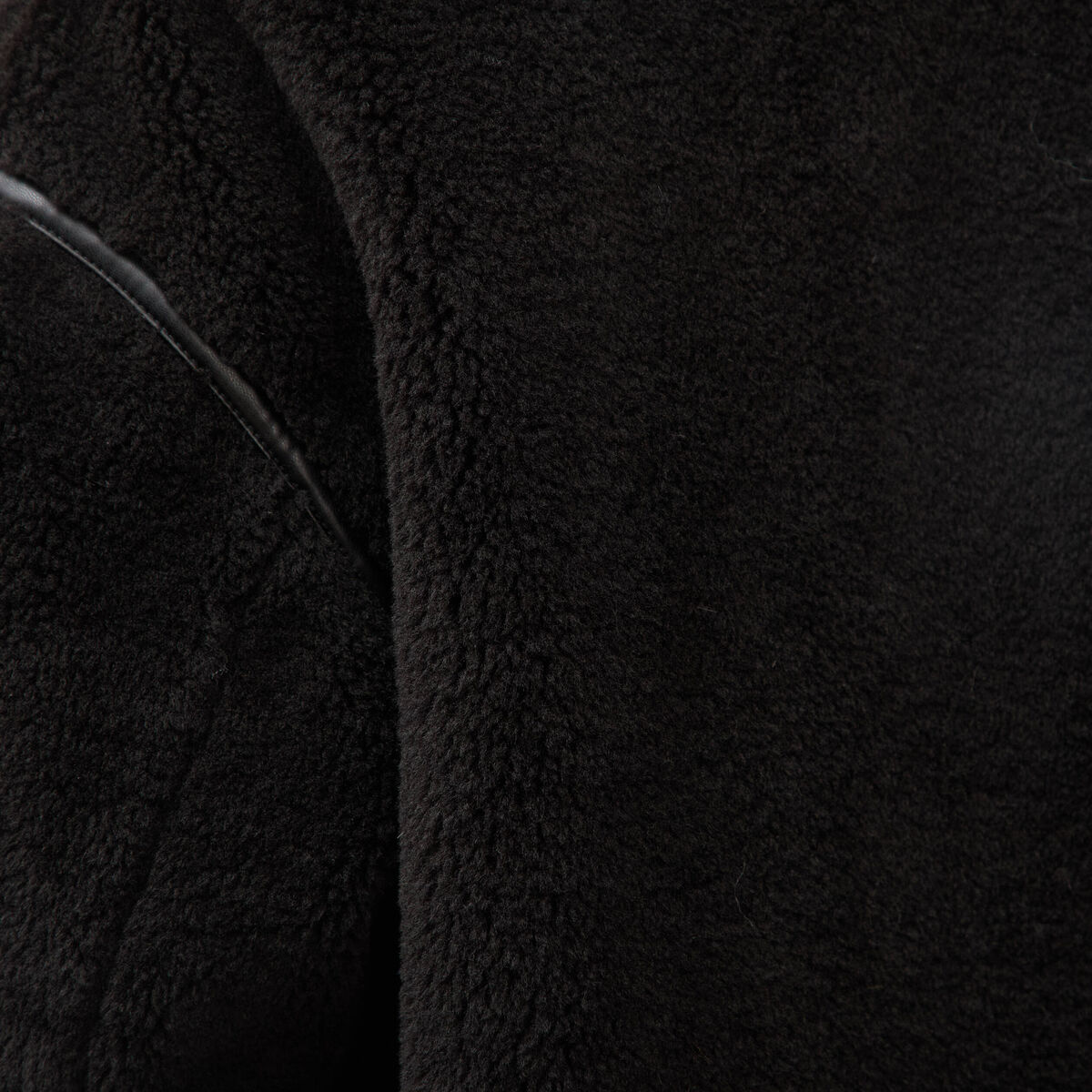 Manteau court oversize sherpa noir femme