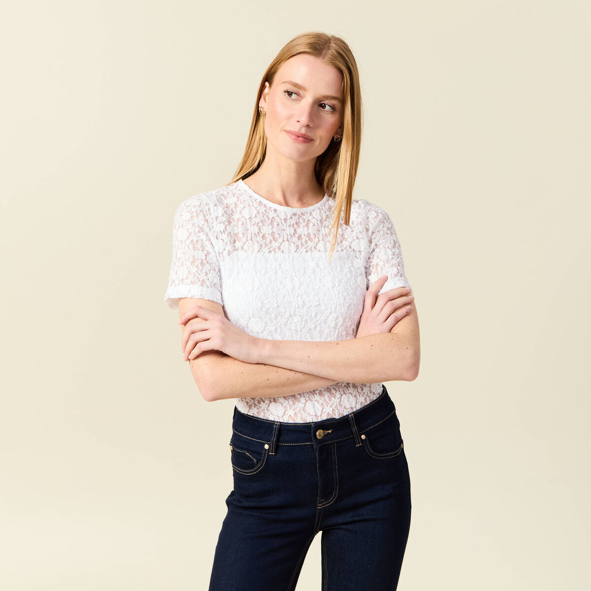 T-shirt cintr&eacute; col rond dentelle blanc femme