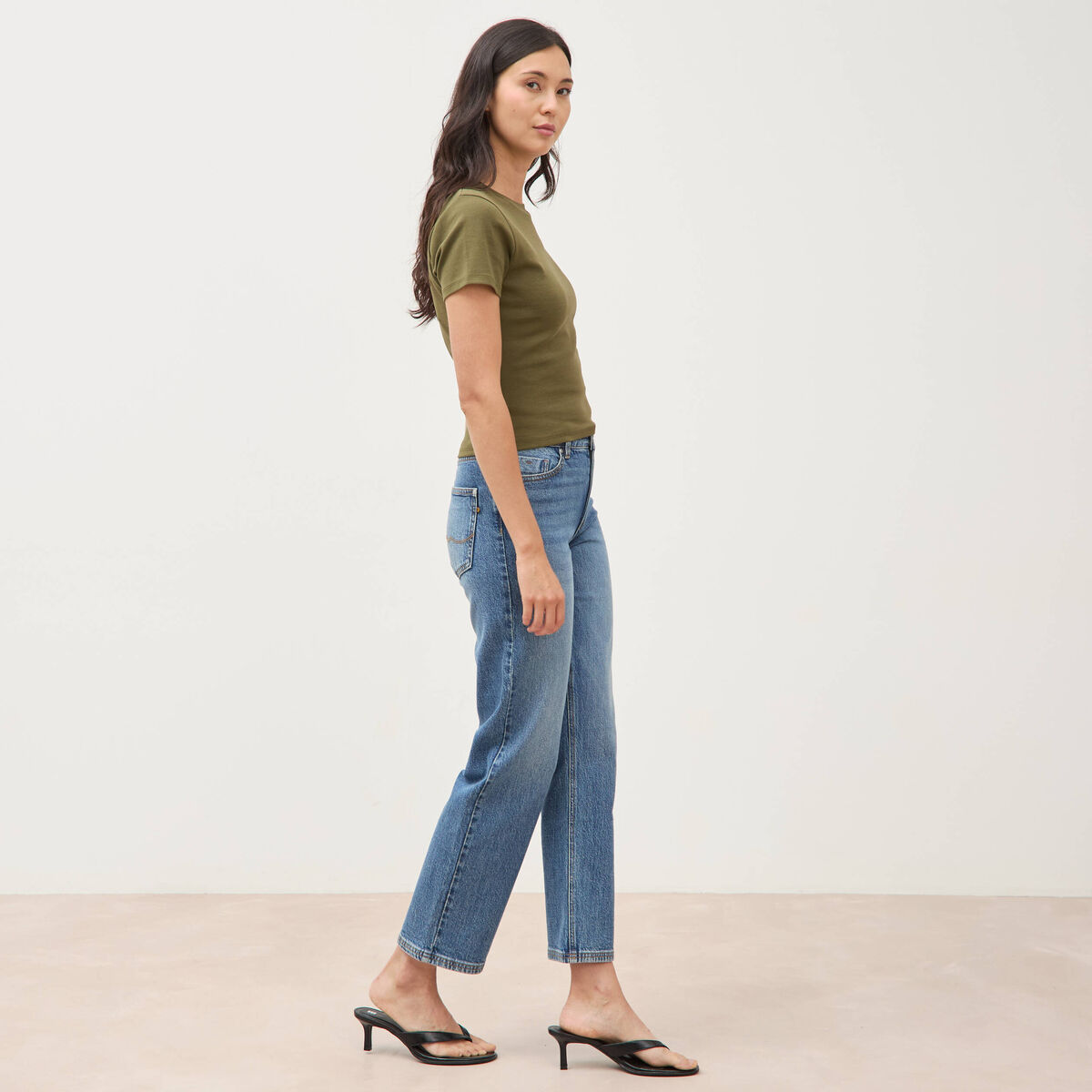 T-shirt ajust&eacute; col rond manches courtes vert olive femme