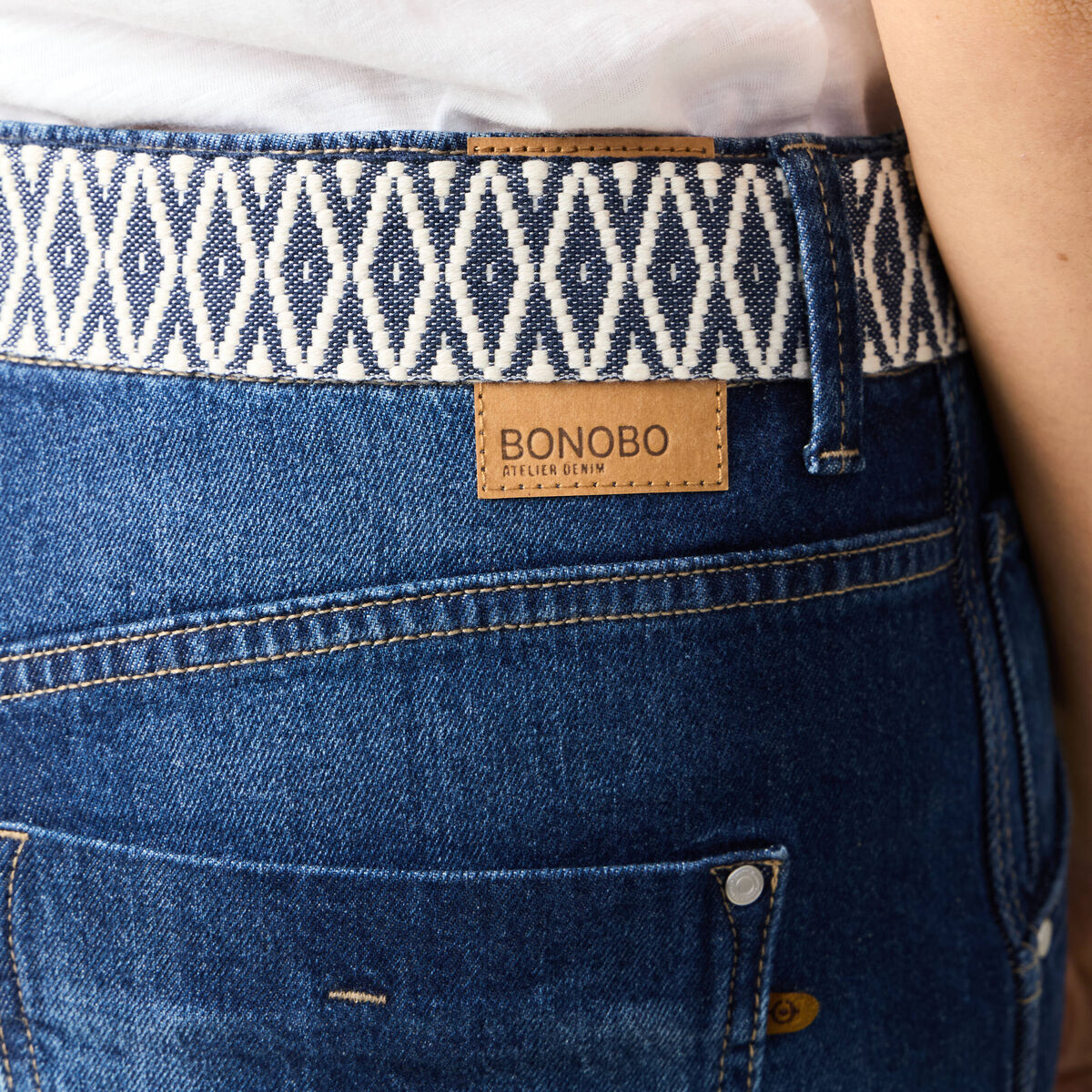 Jeans boyfriend ceintur&eacute; denim brut femme