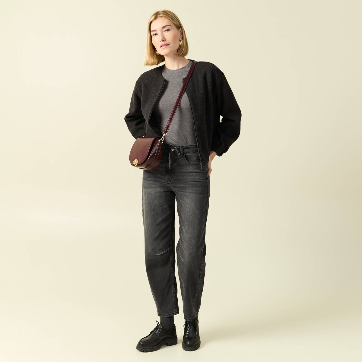 T-shirt cintr&eacute; manches longues col rond gris fonc&eacute; femme