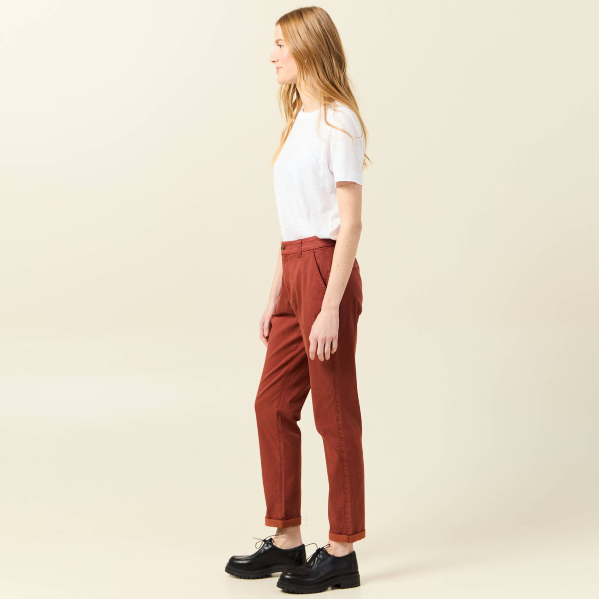 Pantalon chino cigarette rouge fonc&eacute; femme