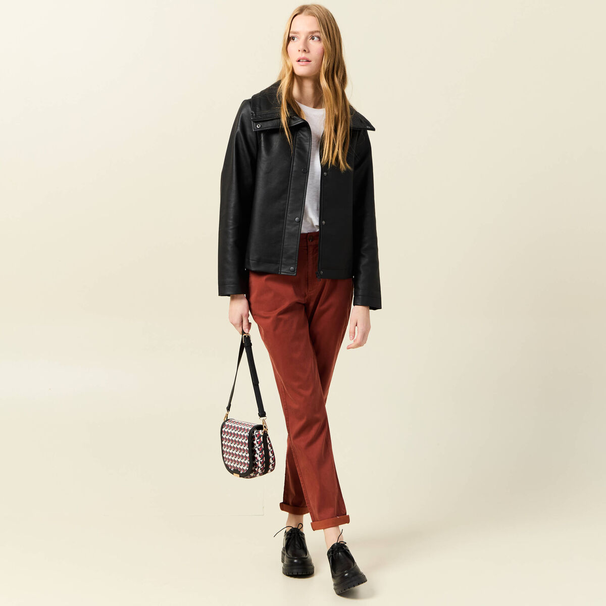 Pantalon chino cigarette rouge fonc&eacute; femme