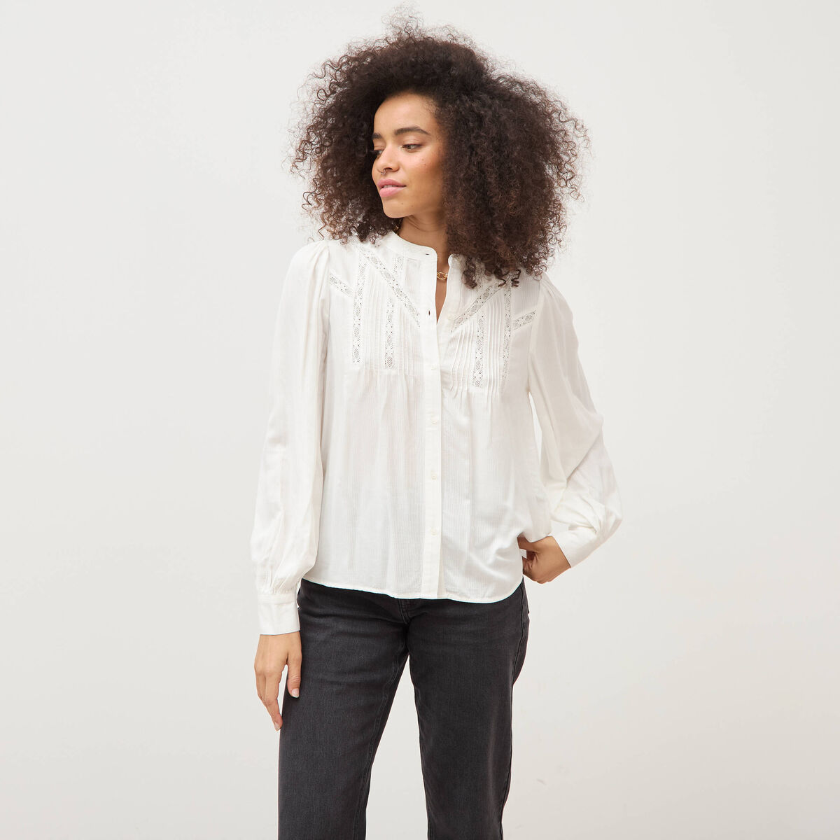 Blouse ajour&eacute;e col rond manches longues ecru femme