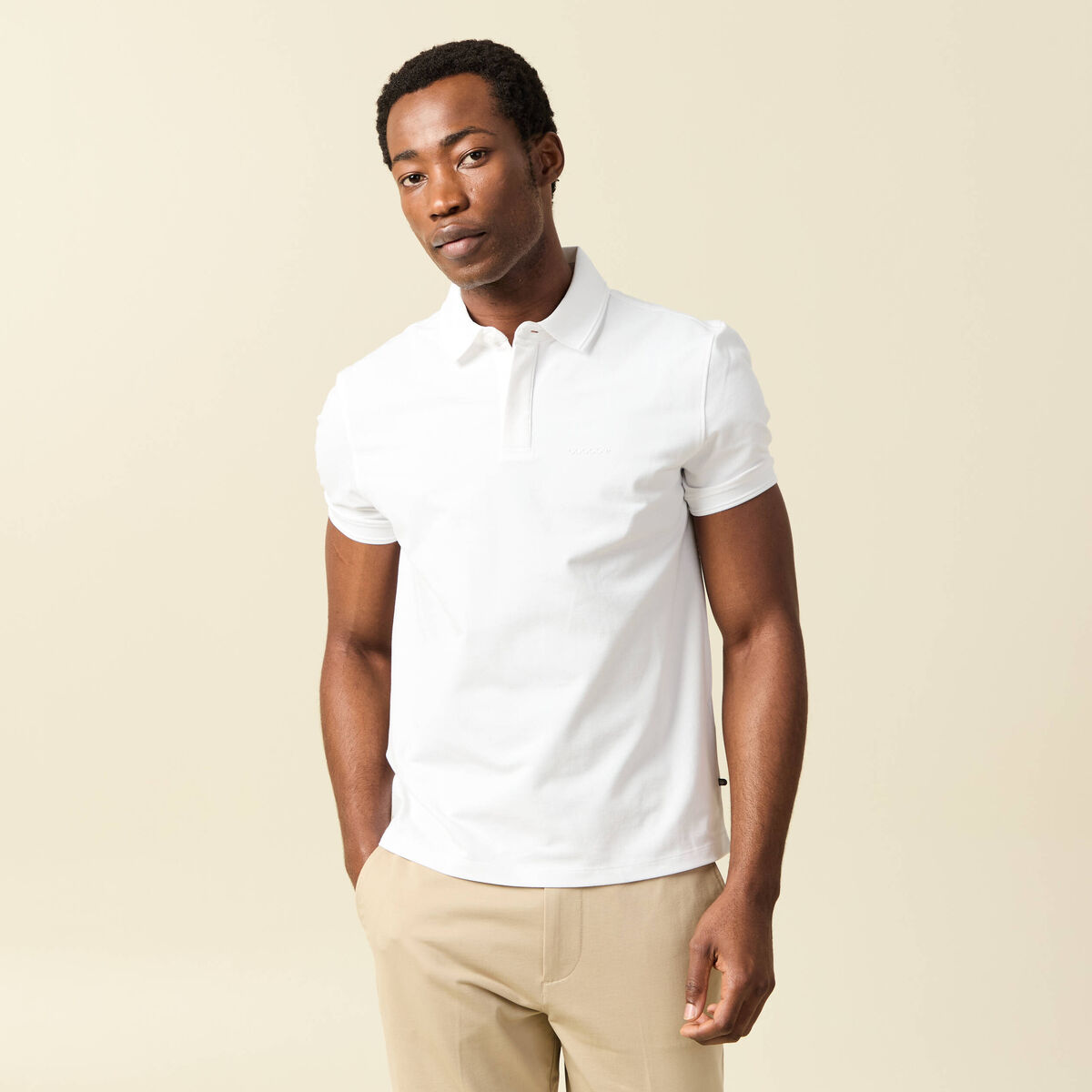 Polo cintr&eacute; manches courtes col polo blanc homme