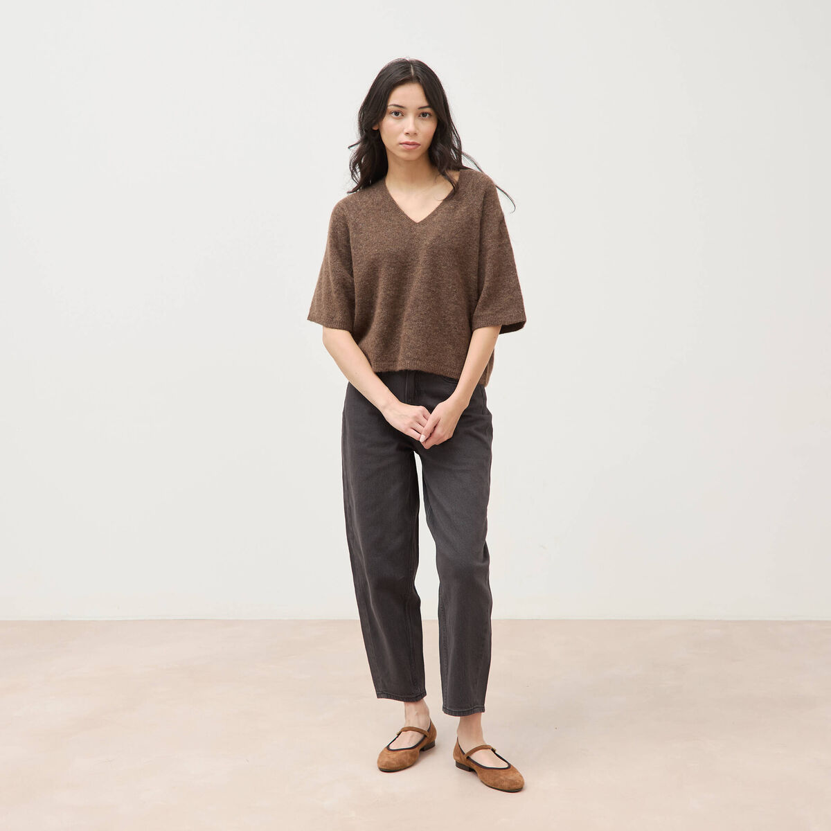 Pull droit court col v manches courtes marron femme