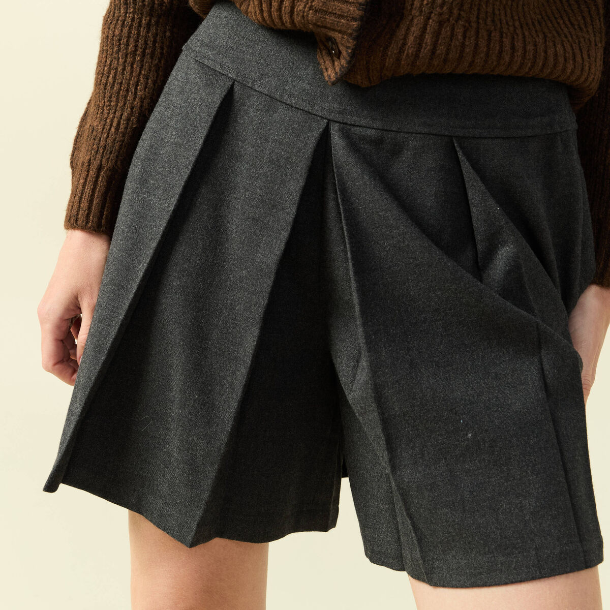 Jupe-short pliss&eacute;e gris femme