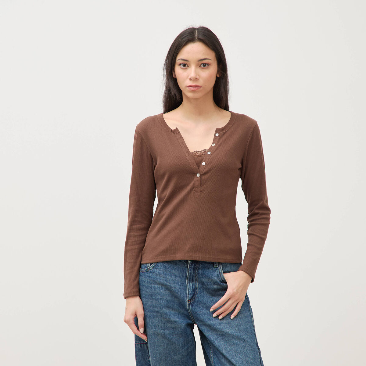 T-shirt cintr&eacute; manches longues marron fonc&eacute; femme