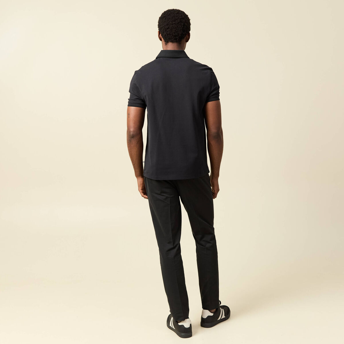 Polo cintr&eacute; manches courtes col polo noir homme