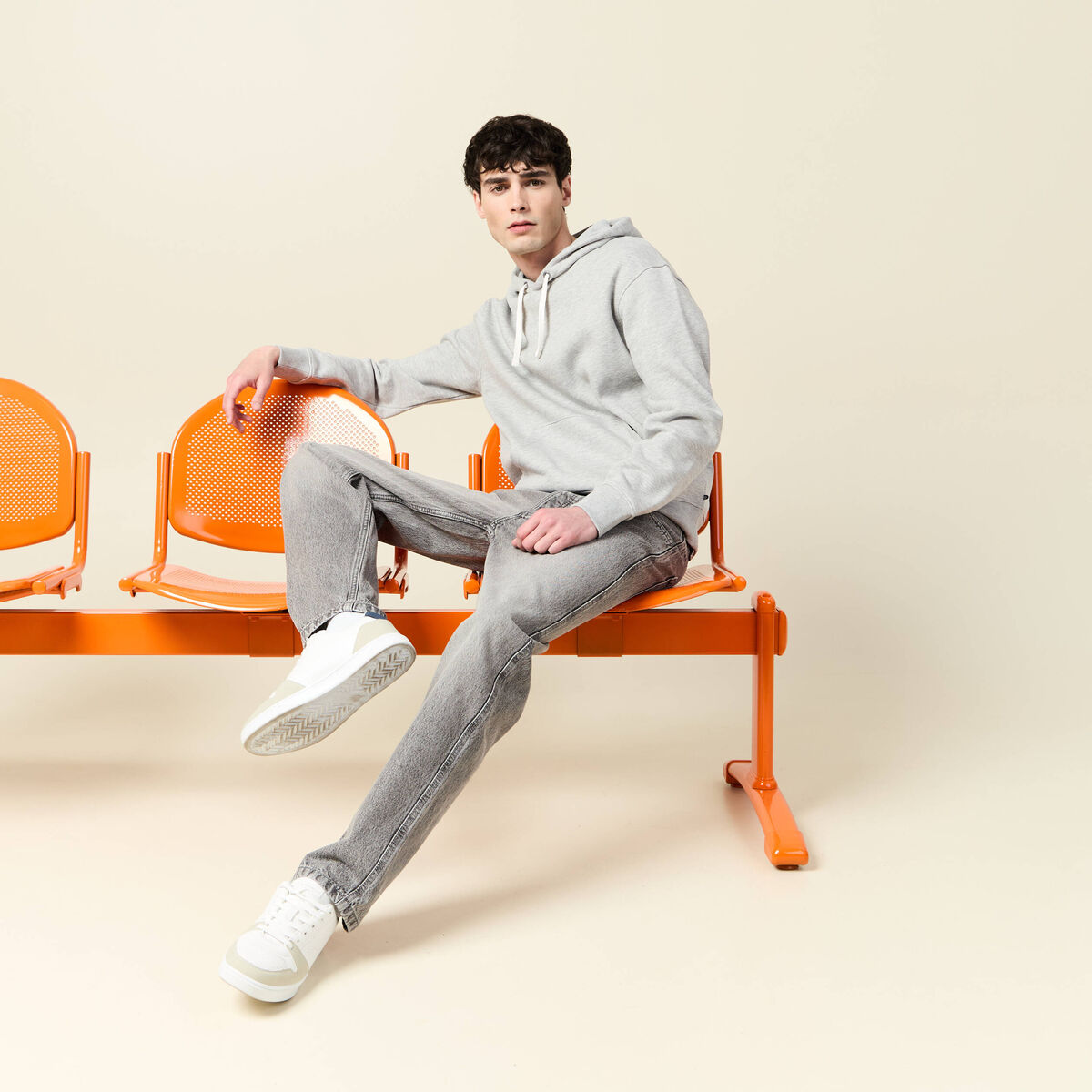 Sweat &agrave; capuche gris homme