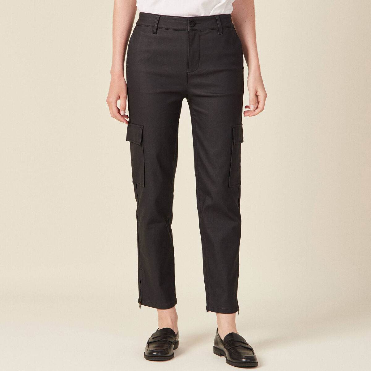Jeans cargo 7/8ème enduit denim noir enduit femme