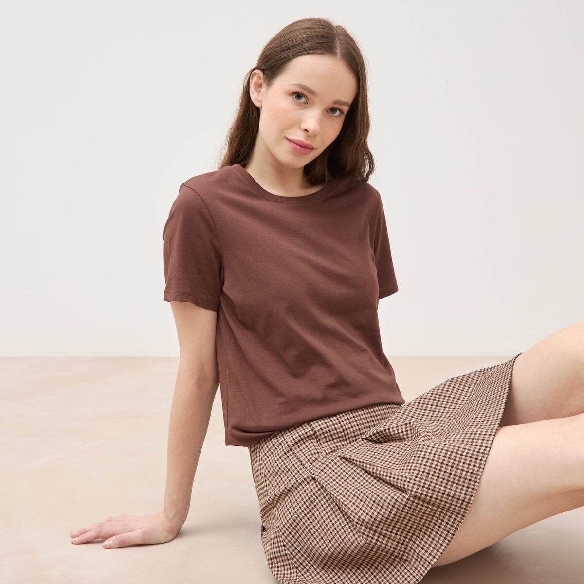 T-shirt cintr&eacute; col rond manches courtes marron fonc&eacute; femme