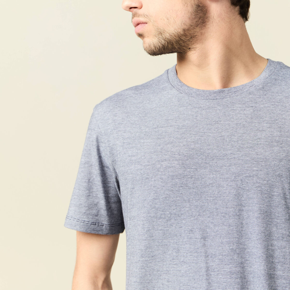 T-shirt cintr&eacute; col rond manches courtes bleu marine homme
