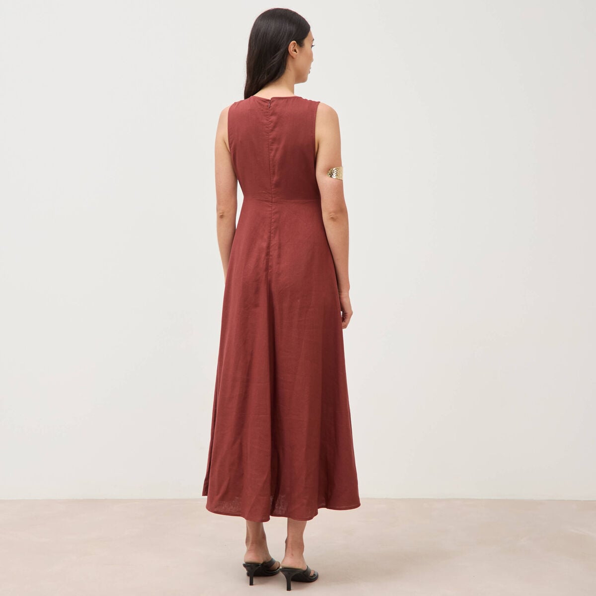 Robe sans manches col v marron cognac femme