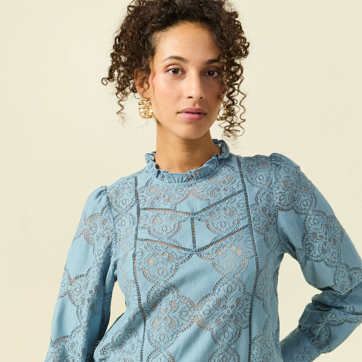 Blouse cintr&eacute;e dentelle manches longues gris femme