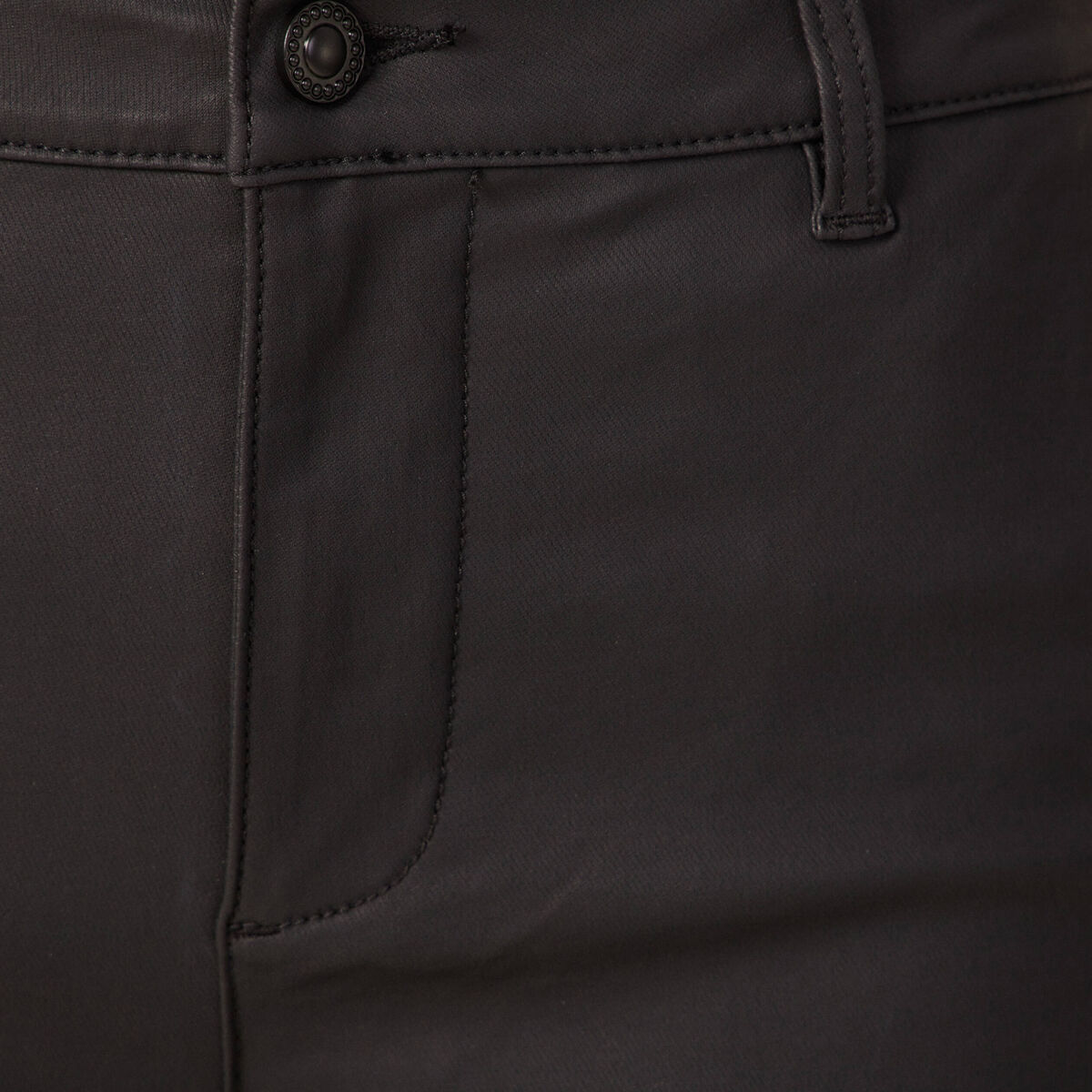 Jeans cargo 7/8ème enduit denim noir enduit femme