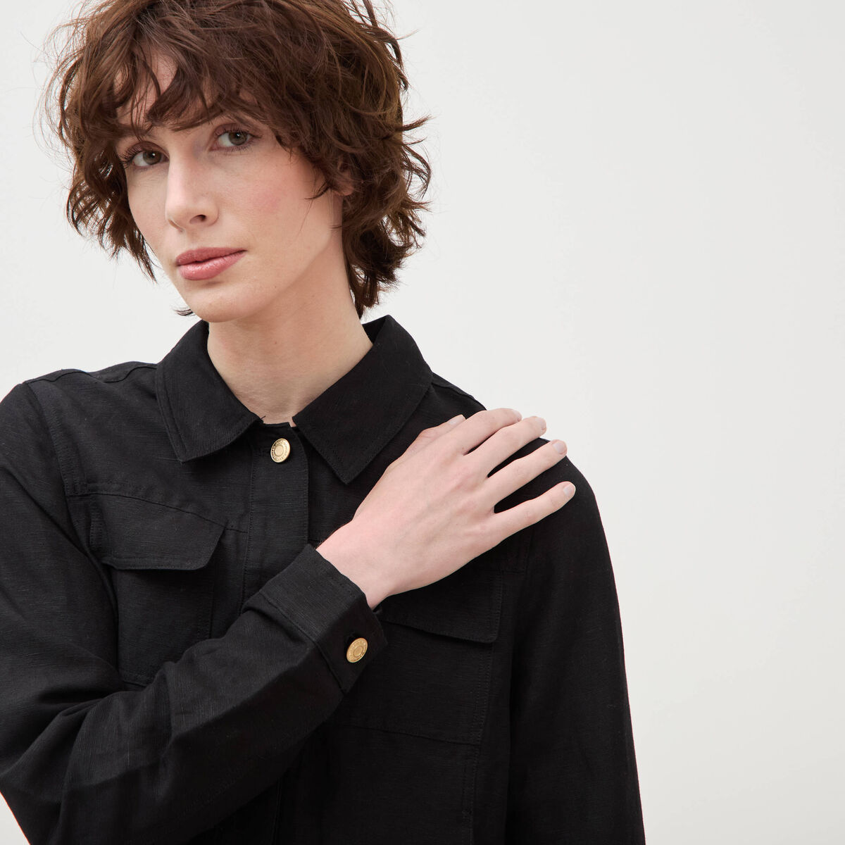 Veste courte boutonn&eacute;e noir femme