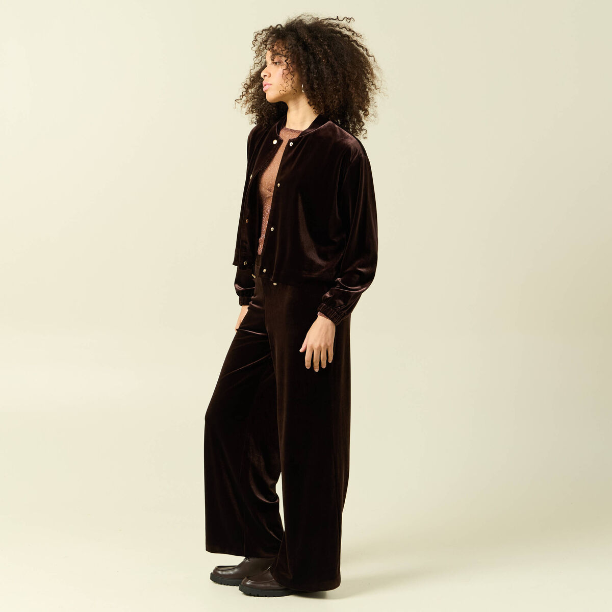 Gilet court droit en velours doubl&eacute; marron fonc&eacute; femme