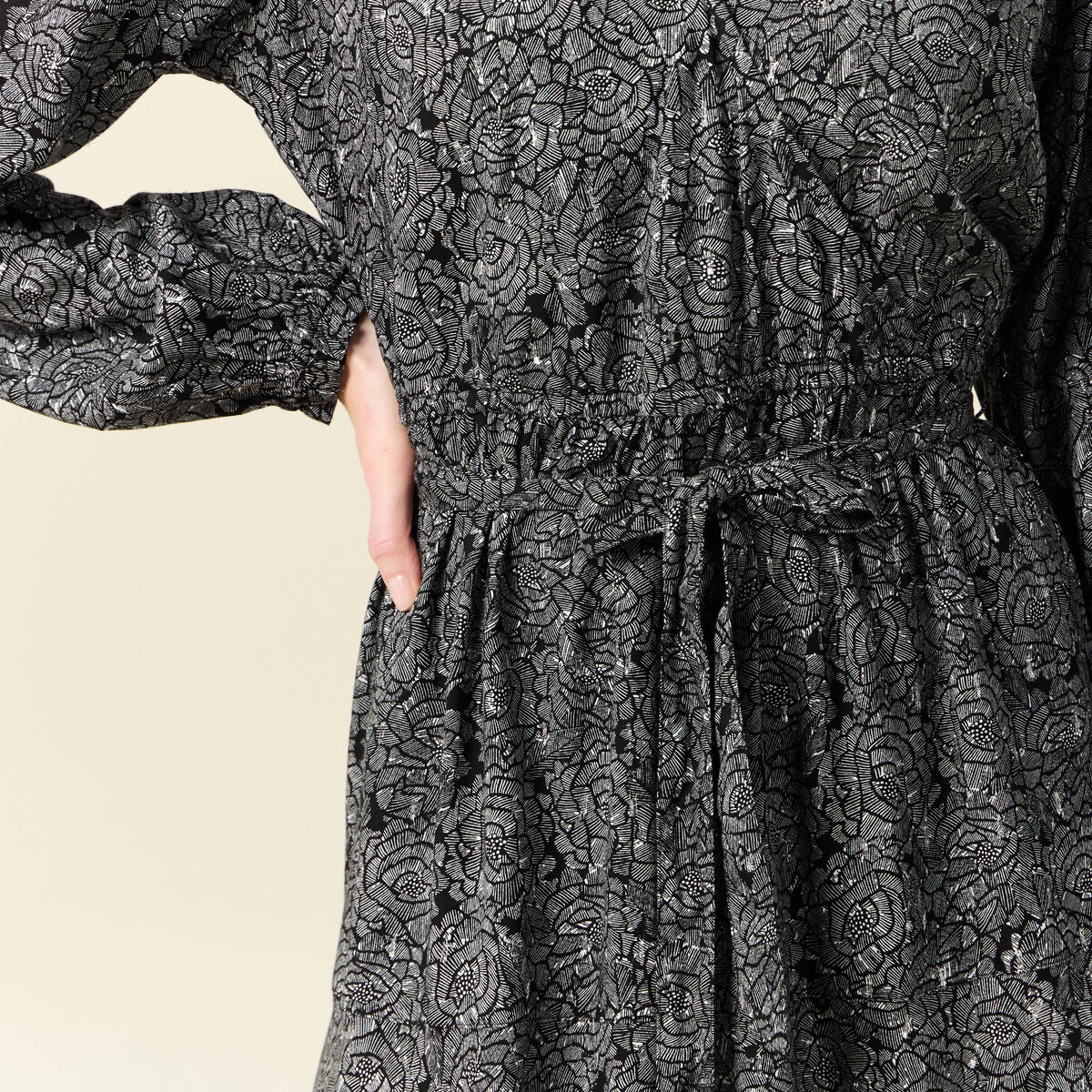Robe droite courte col v manches longues noir femme
