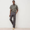 Pantalon chino gris fonc&eacute; homme