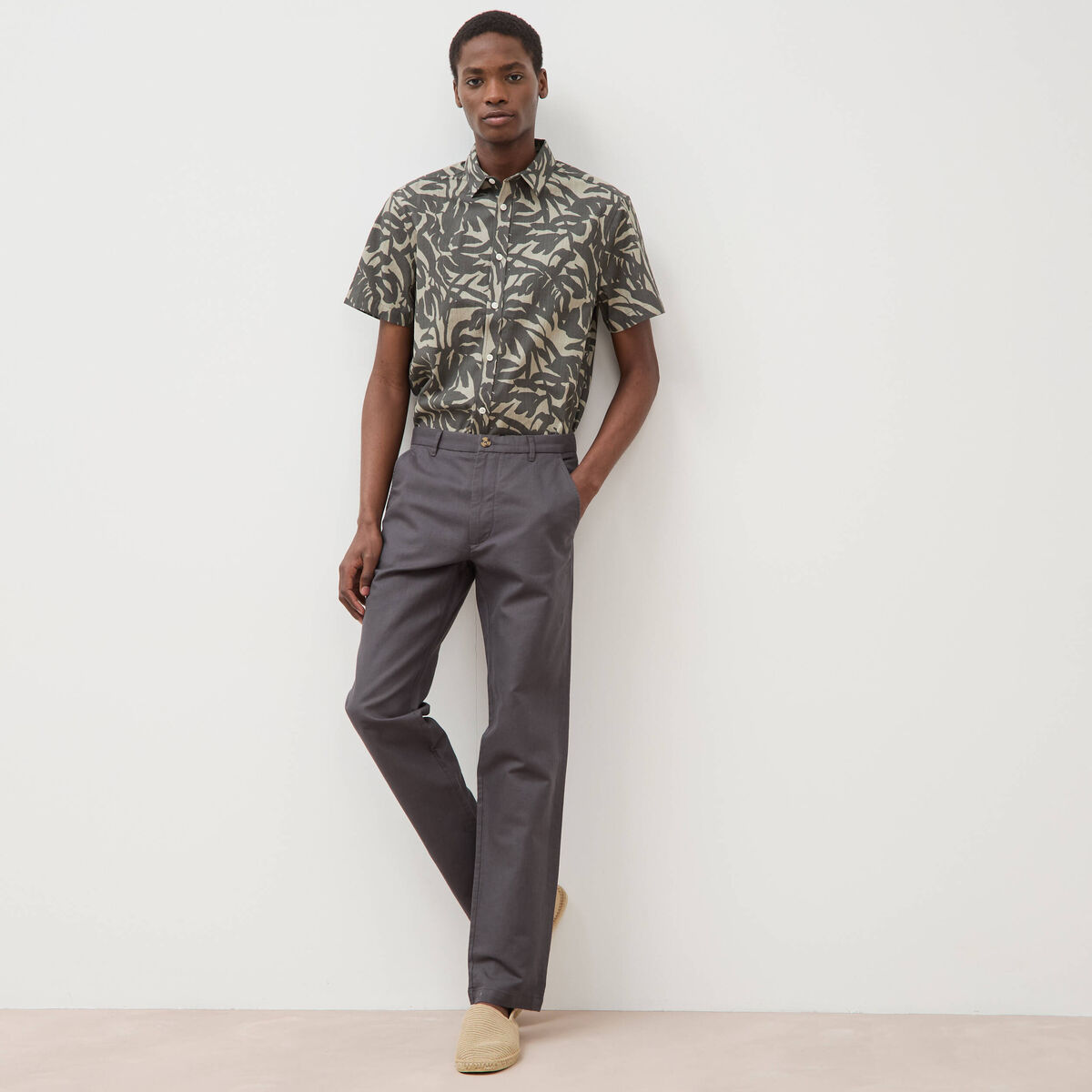 Pantalon chino gris fonc&eacute; homme