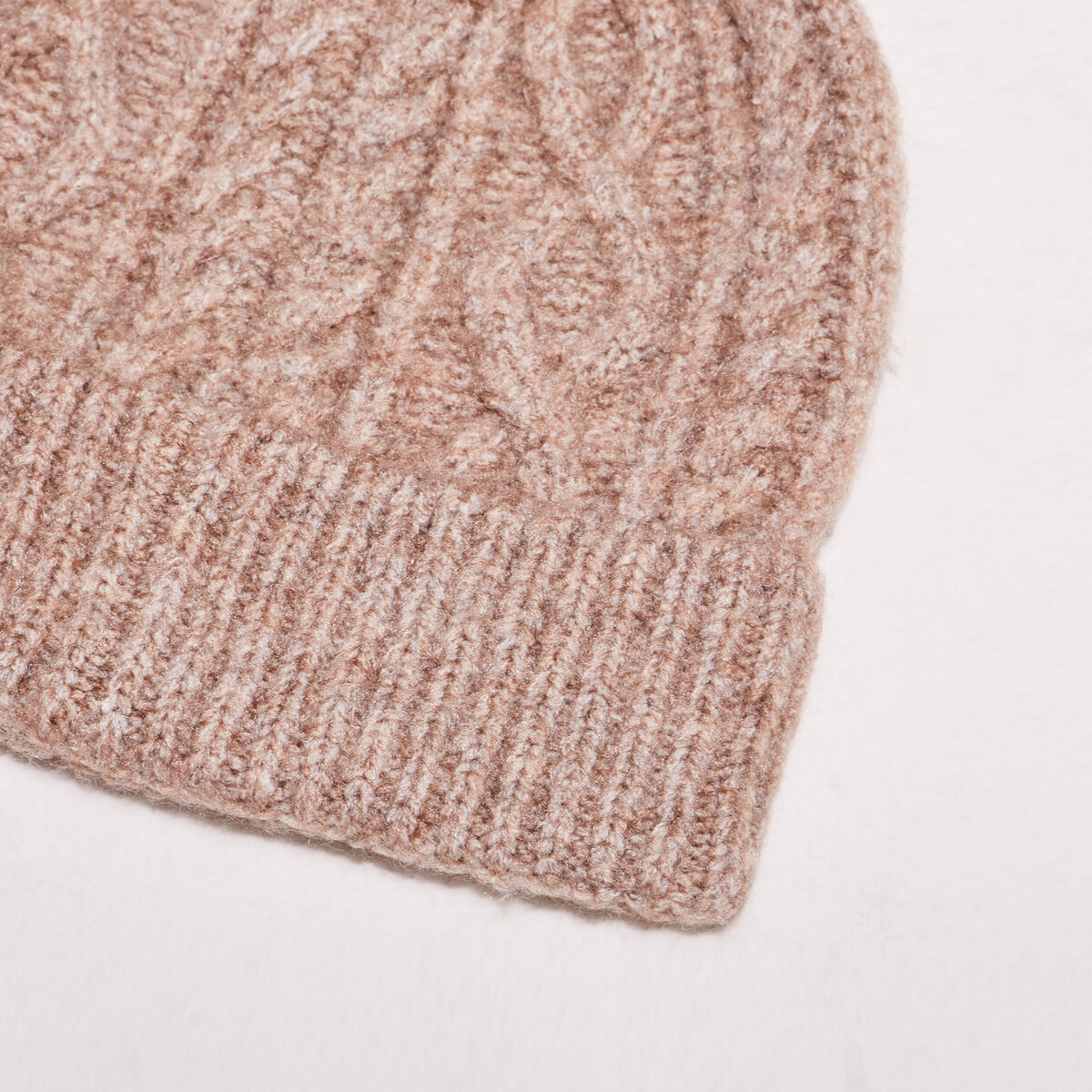 Bonnet tricot&eacute; &agrave; pompon marron clair femme