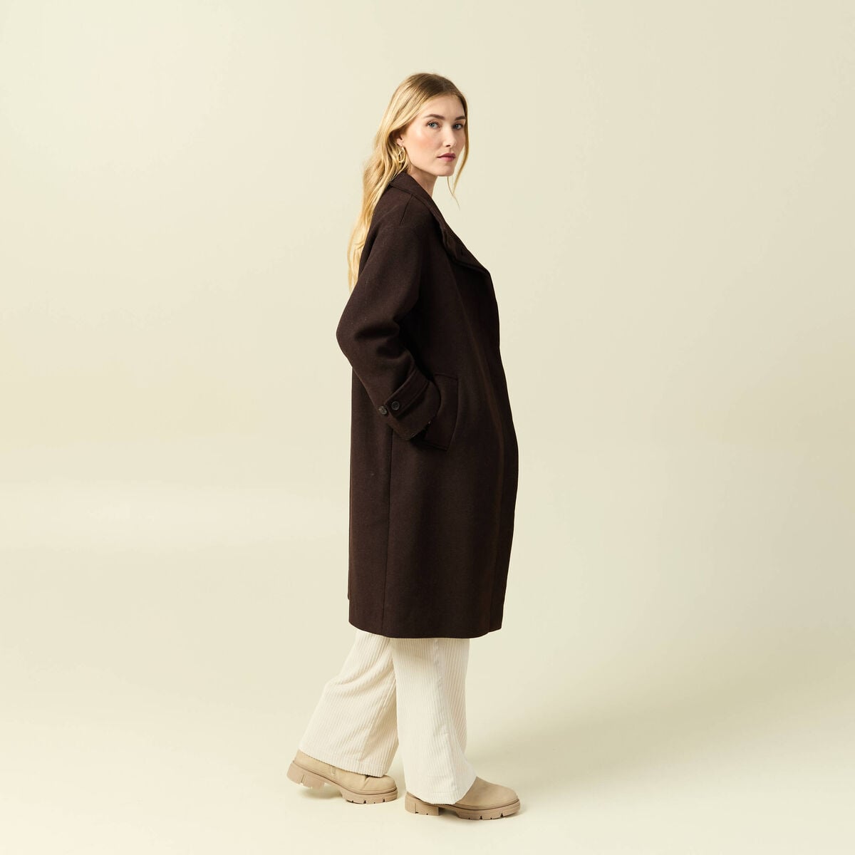 Manteau droit long col montant marron fonc&eacute; femme