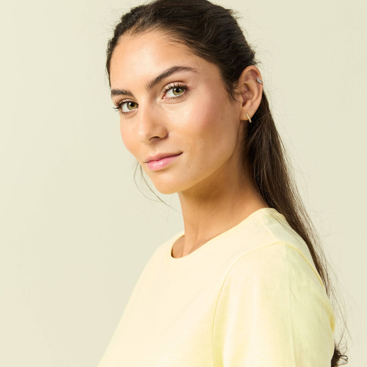 T-shirt cintr&eacute; col rond manches courtes jaune pastel femme