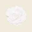 Broche fleur plissée ecru femme