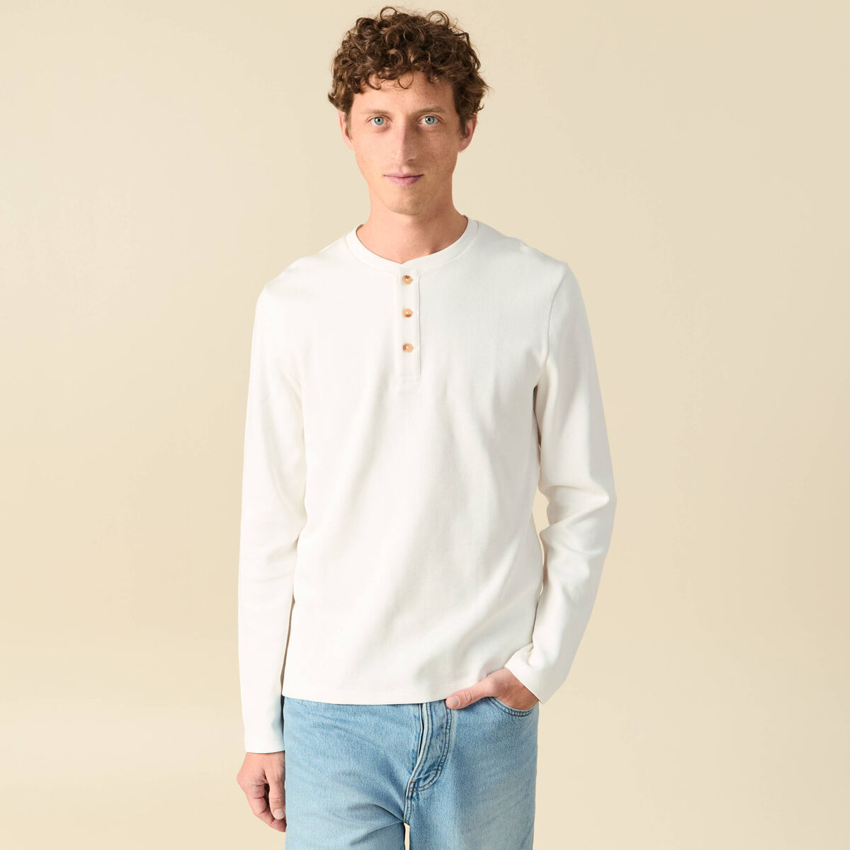 T-shirt cintr&eacute; en coton manches longues ecru homme