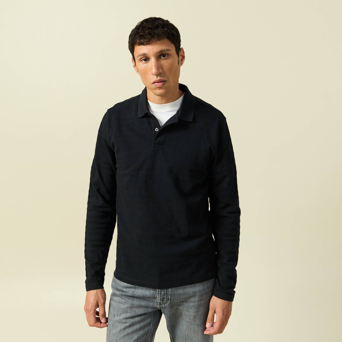 Polo cintr&eacute; manches longues en coton noir homme