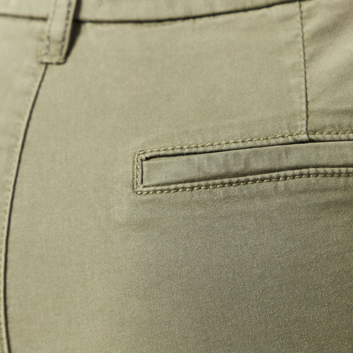 Short chino éco-responsable vert kaki femme