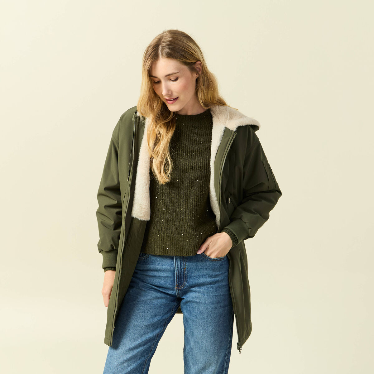Parka oversize mi-longue &agrave; capuche vert kaki femme
