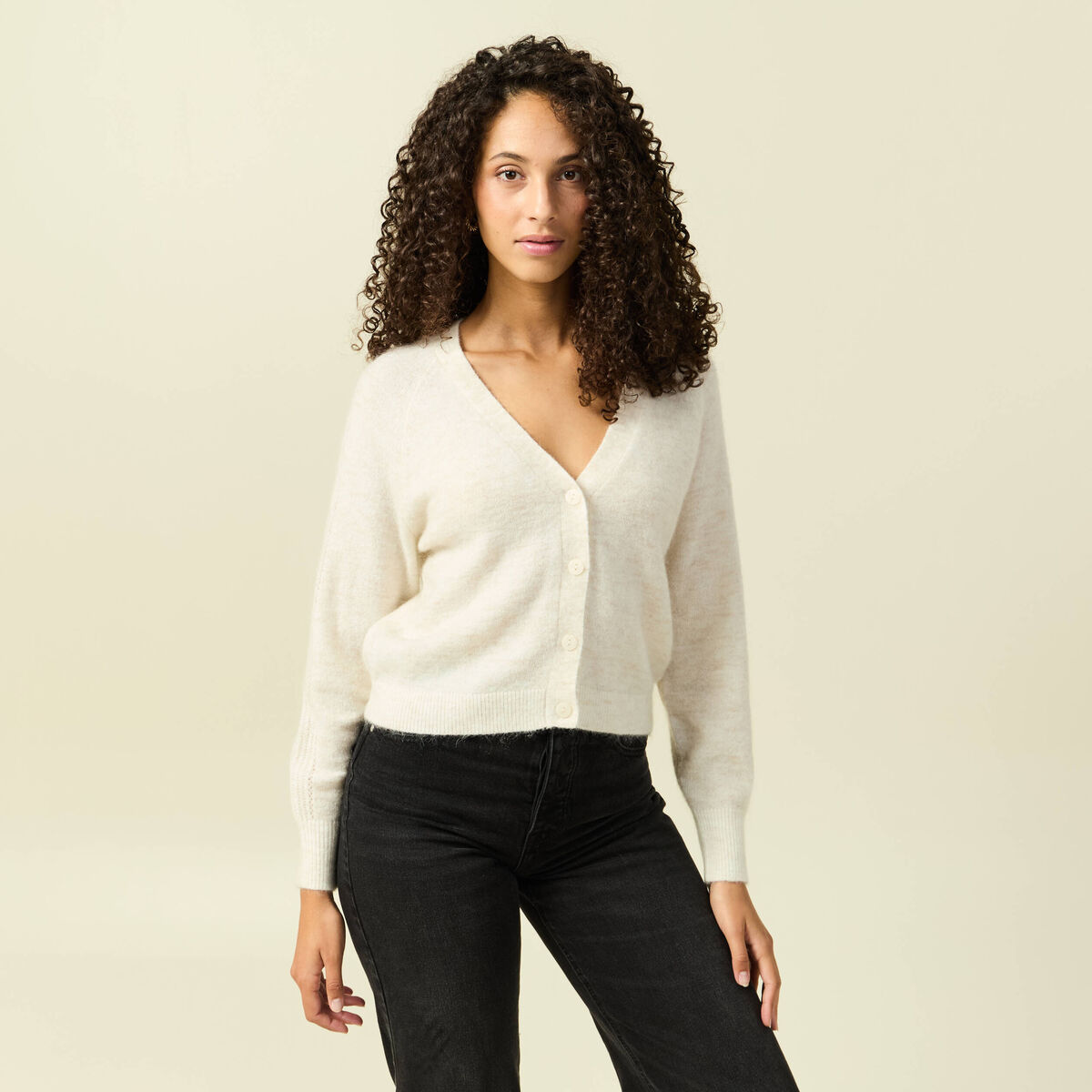 Gilet ajour&eacute; col V manches longues creme femme