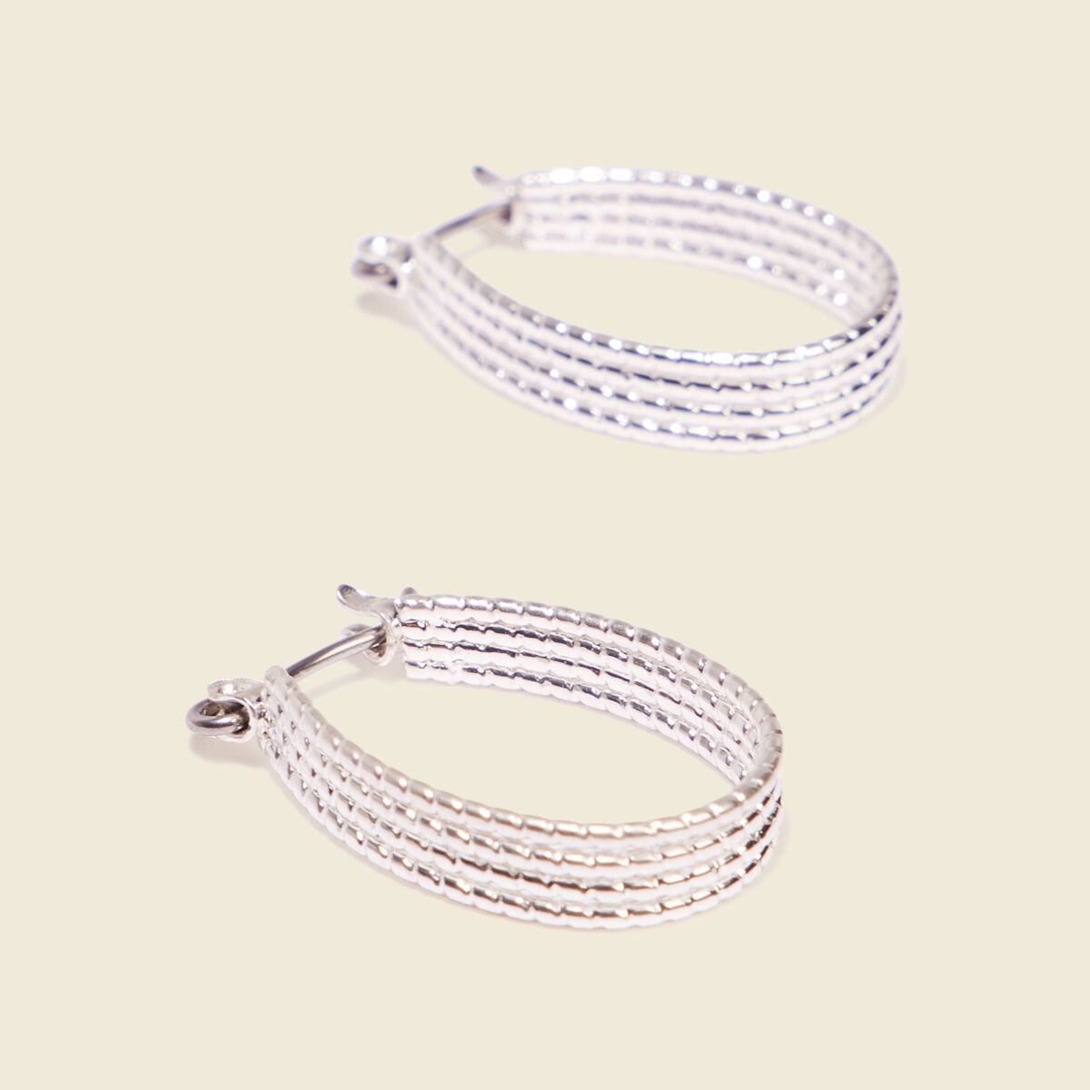 Boucles d'oreilles cr&eacute;oles couleur argent femme