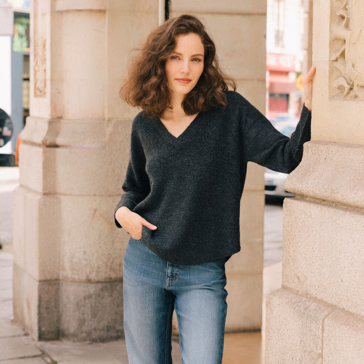 Pull manches longues col en V gris foncé femme