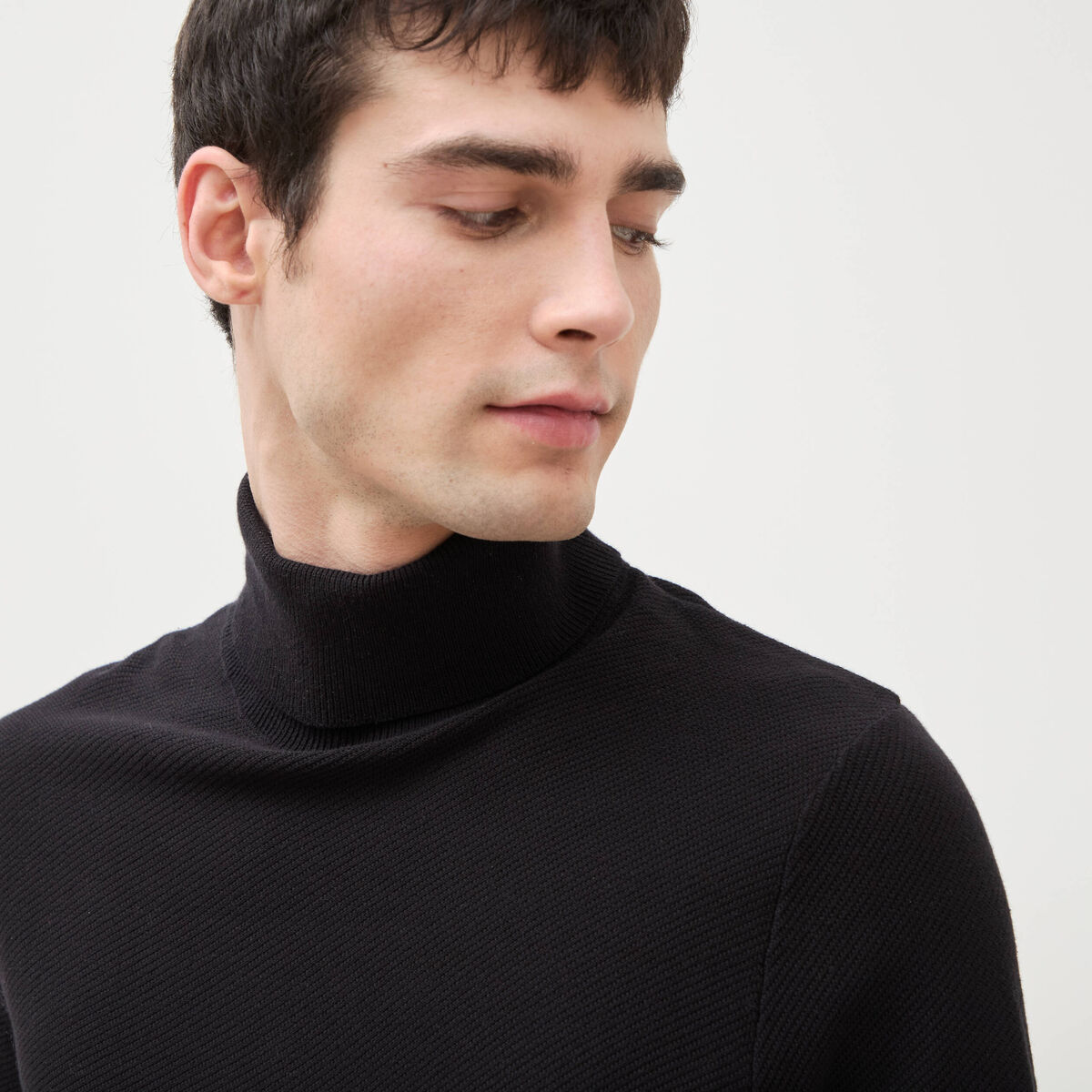 Pull fin col montant manches longues noir homme