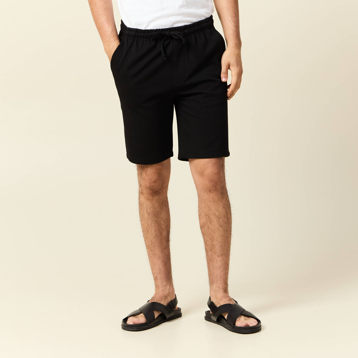 Short droit avec cordon noir homme