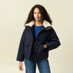 Veste droite courte col classique bleu fonc&eacute; femme