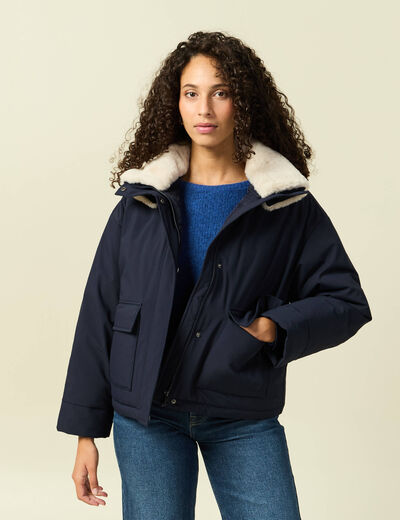 Veste droite courte col classique bleu fonc&eacute; femme