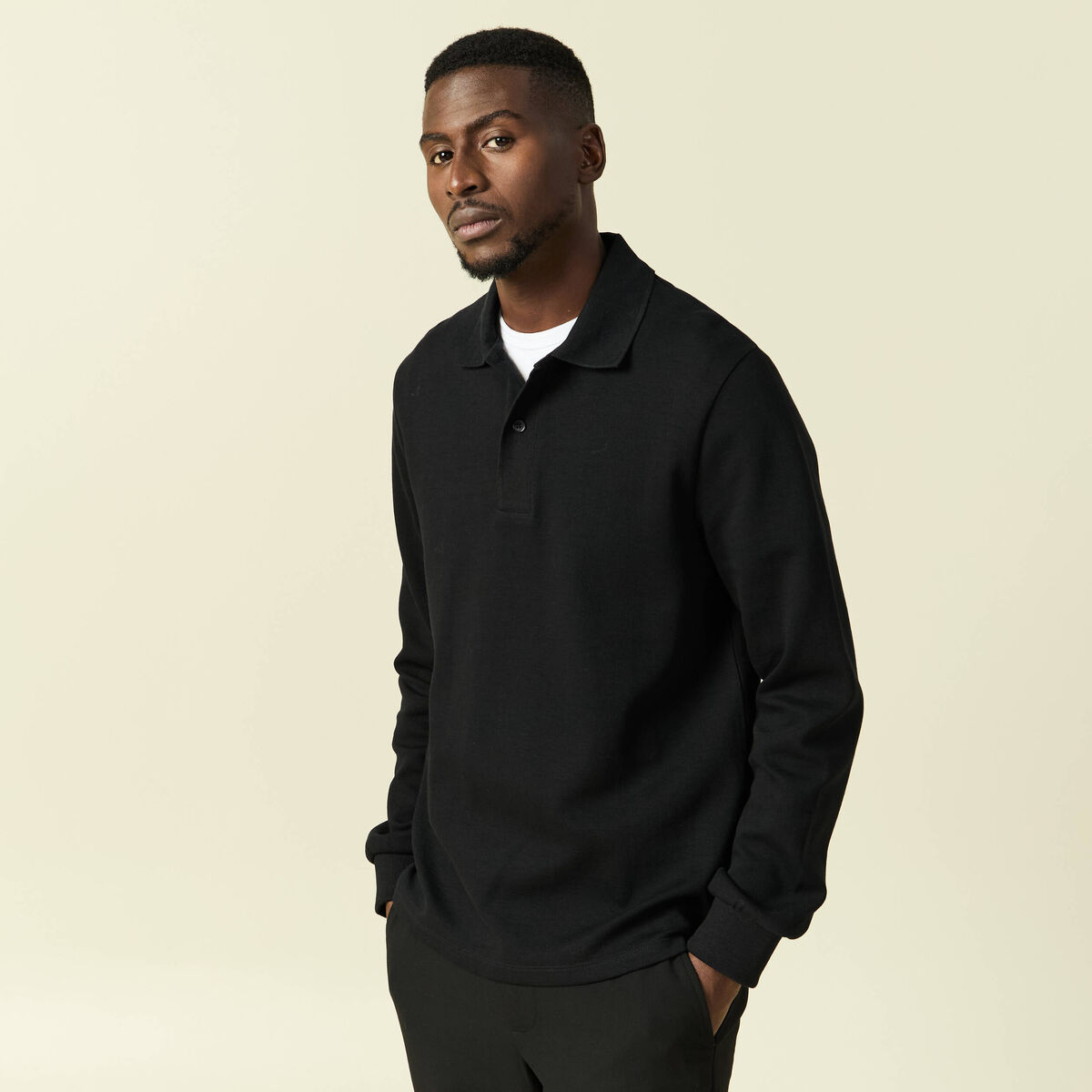 Polo cintr&eacute; manches longues en coton noir homme