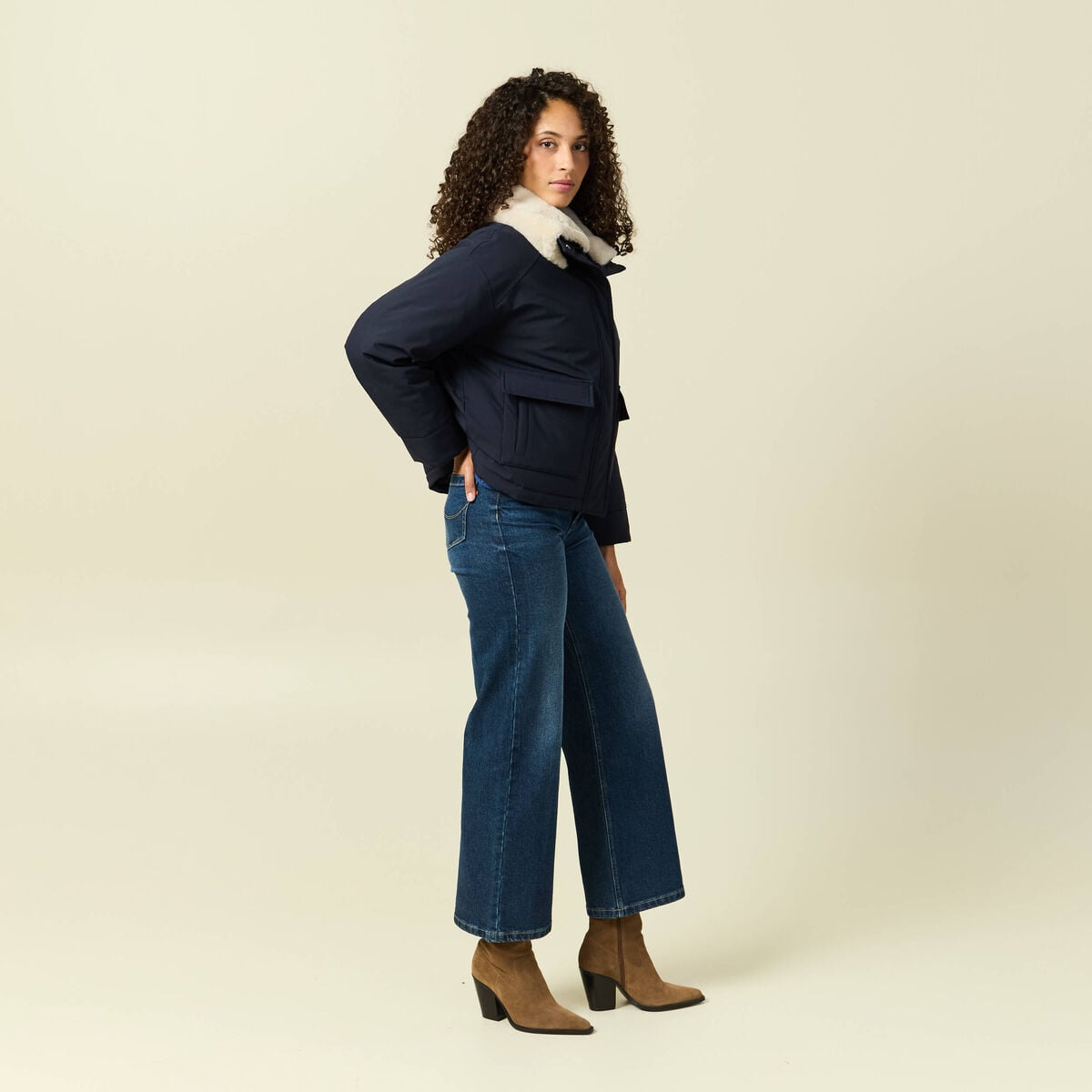 Veste droite courte col classique bleu fonc&eacute; femme