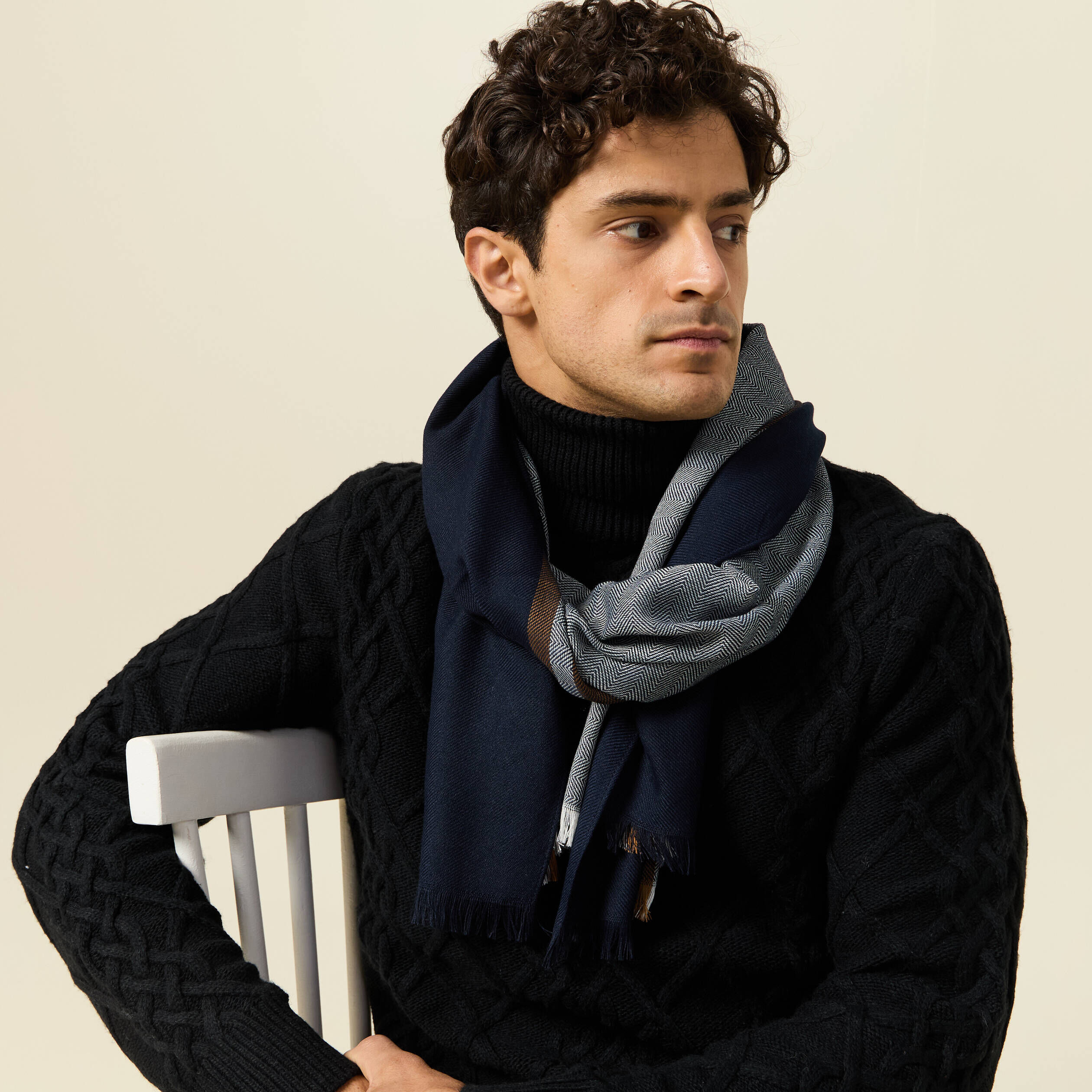 Foulard Oblong Ivoire Et Marine – Motif New York – Neuf Avec étiquettes