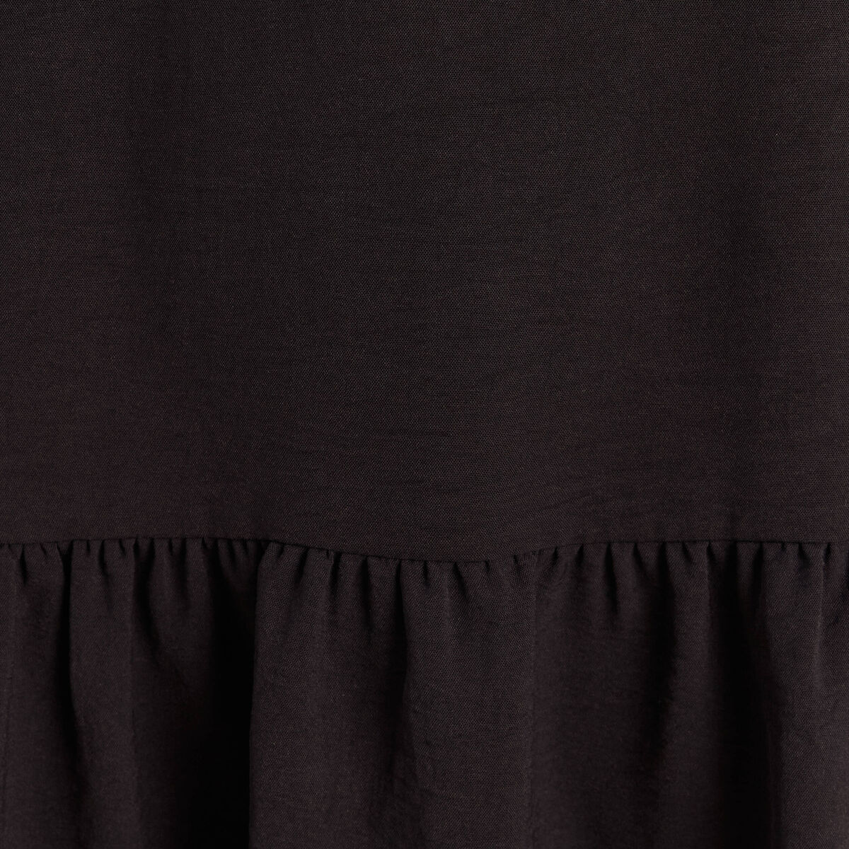 Robe courte &eacute;vas&eacute;e col v manches longues noir femme