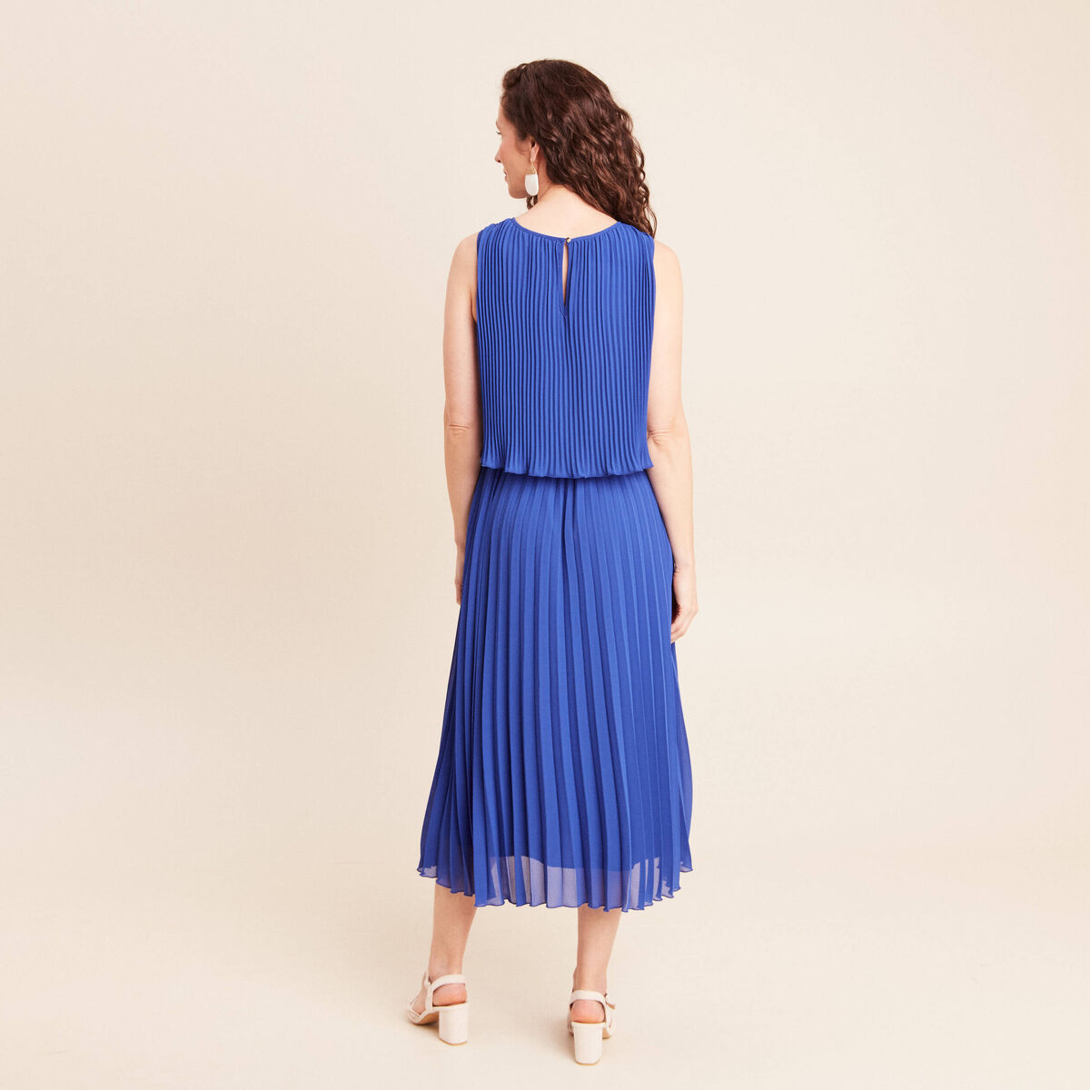 Robe longue &eacute;vas&eacute;e pliss&eacute;e sans manches bleu fonc&eacute; femme