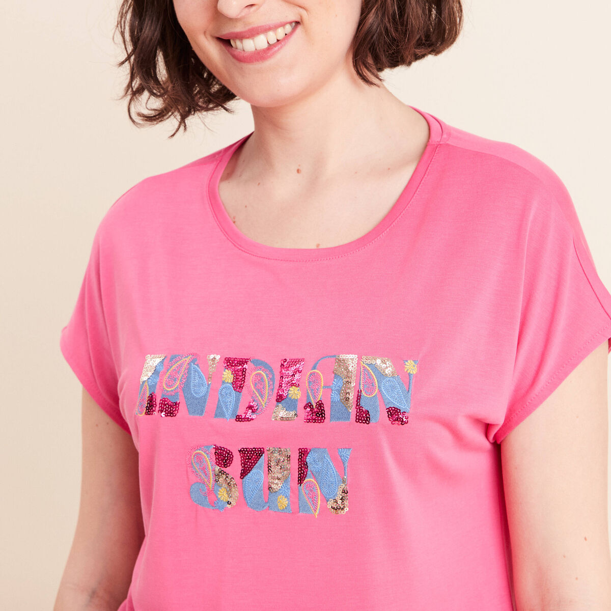 T-shirt col rond manches courtes brod&eacute; rose fushia femme