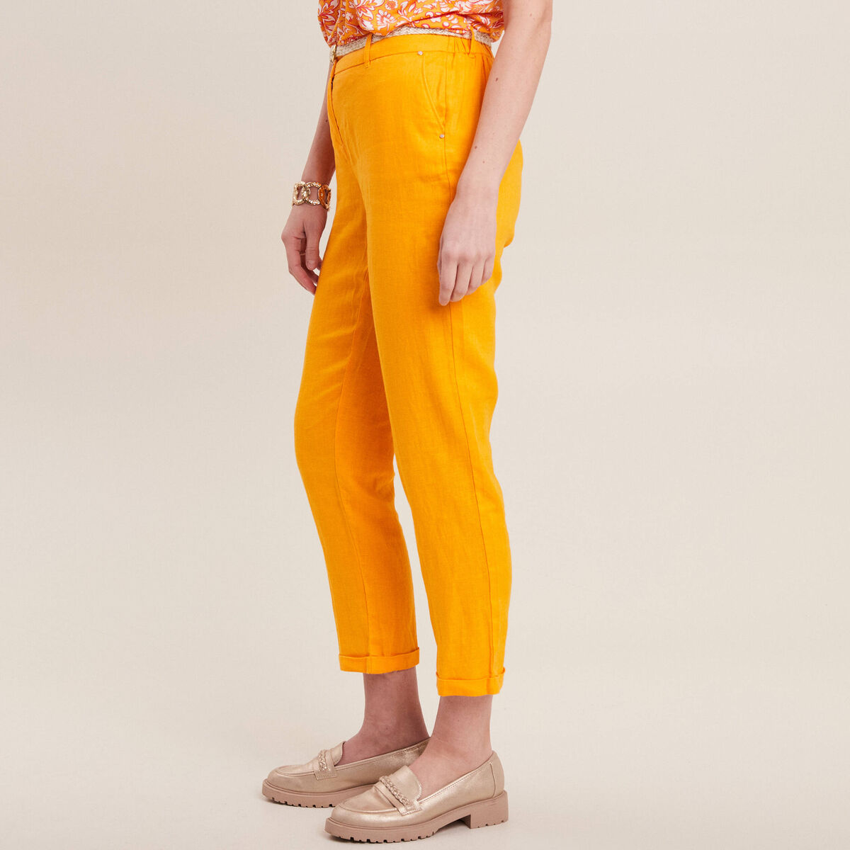 Pantalon flou ceinturé jaune or femme